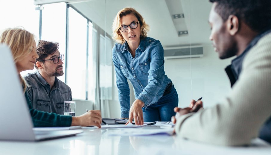 this is a woman managing a group in a meeting